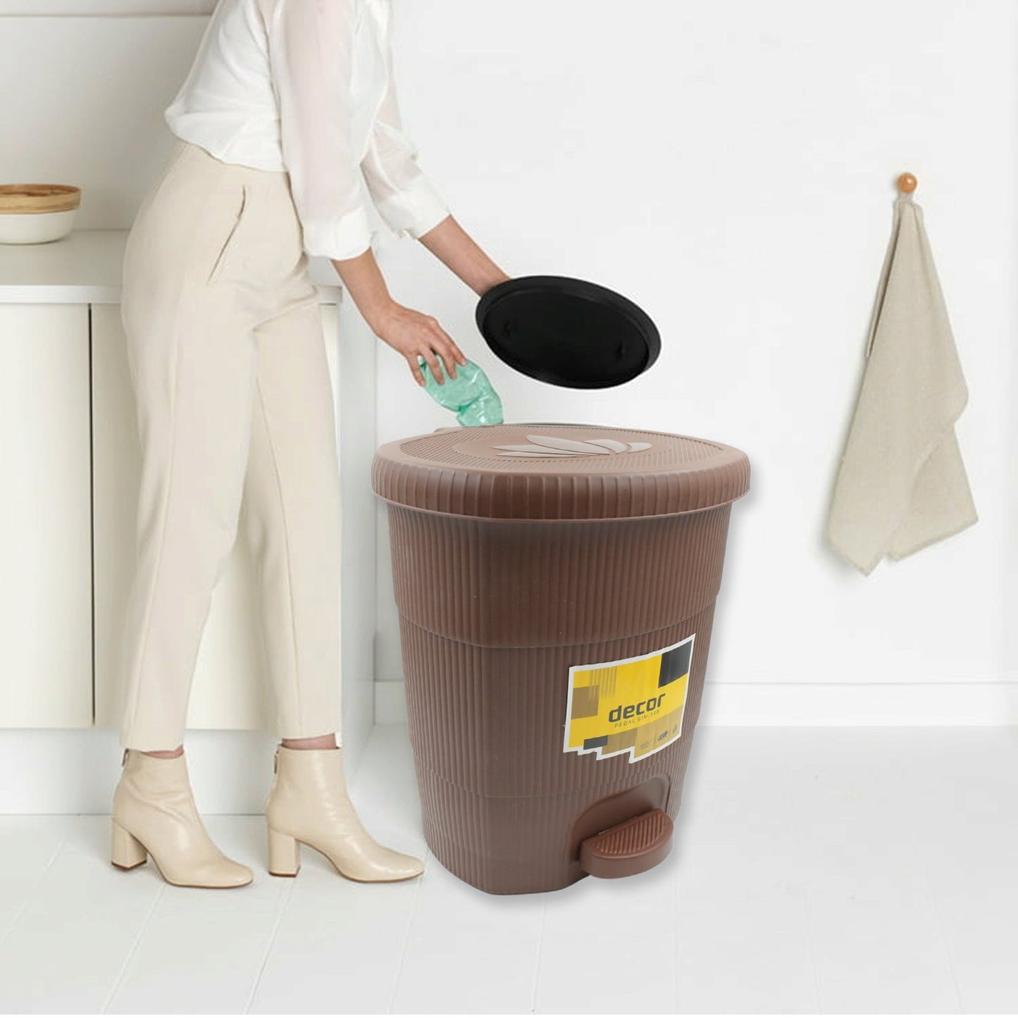 Mini Plastic Pedal Dustbin for Kitchen, Office & Car Use (1 PC)