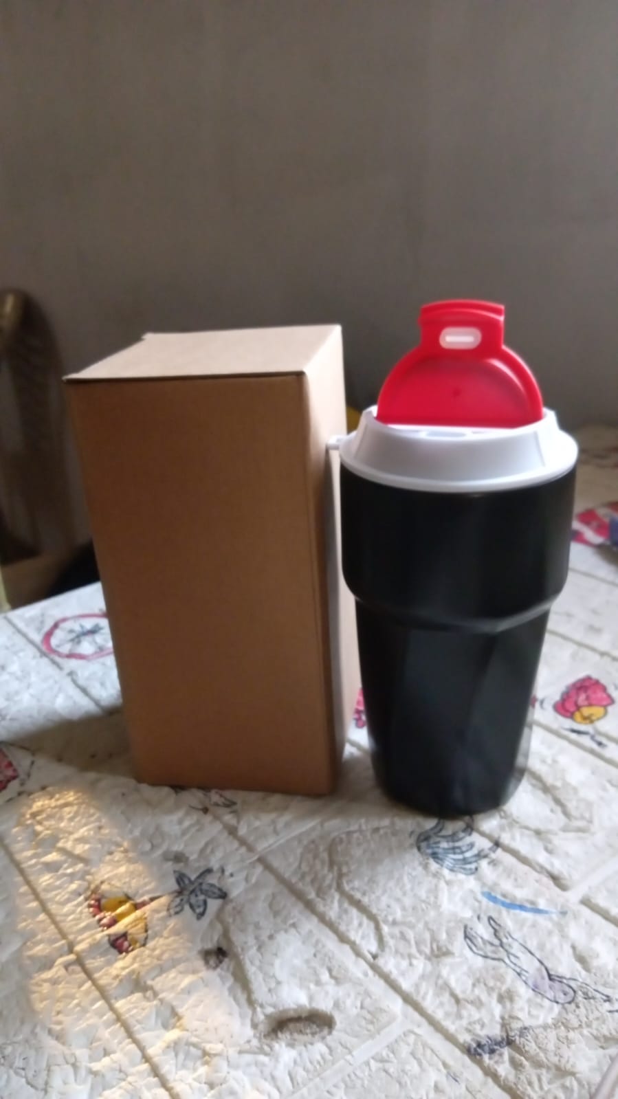 Portable insulated mug with lid