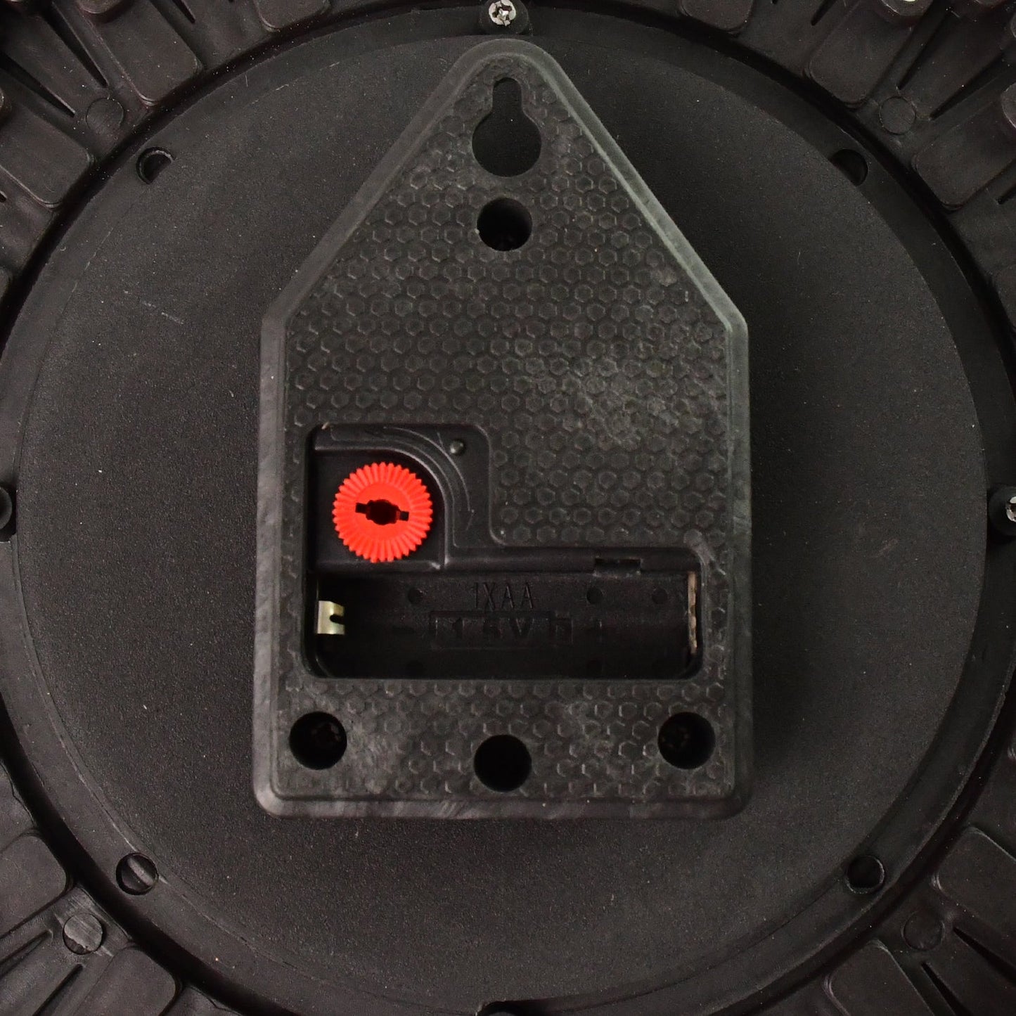 Wooden Look Round Wall Clock – Battery Operated Easy-to-Read Design for Home/Office